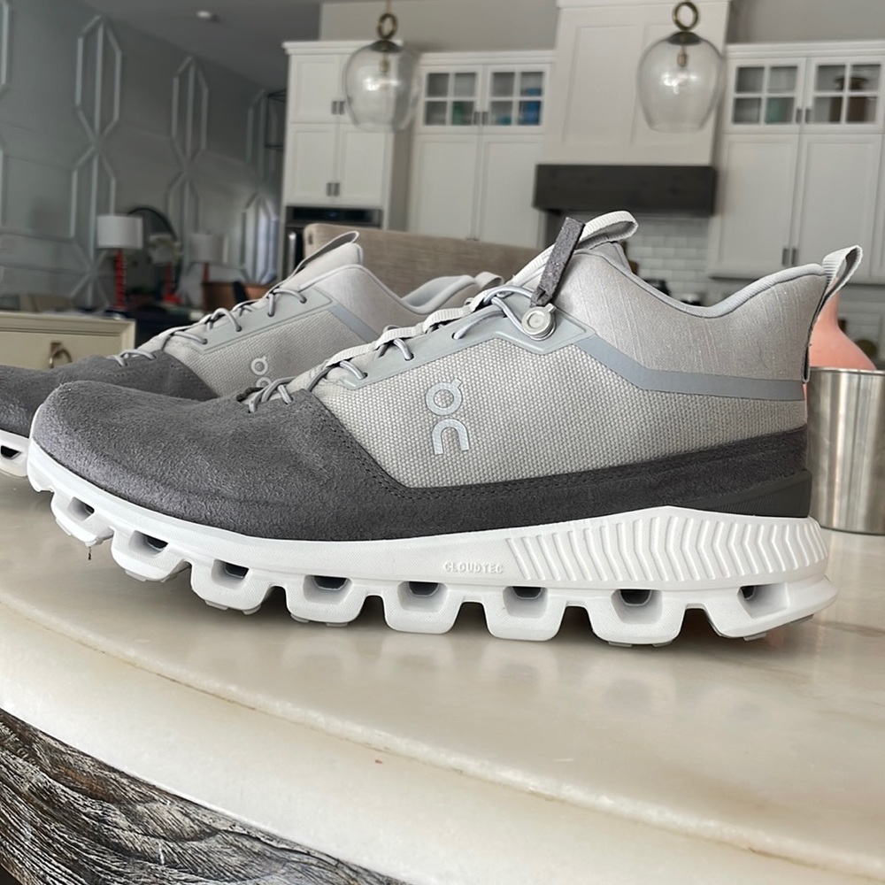 EUC Men’s ON cloud HI running shoe